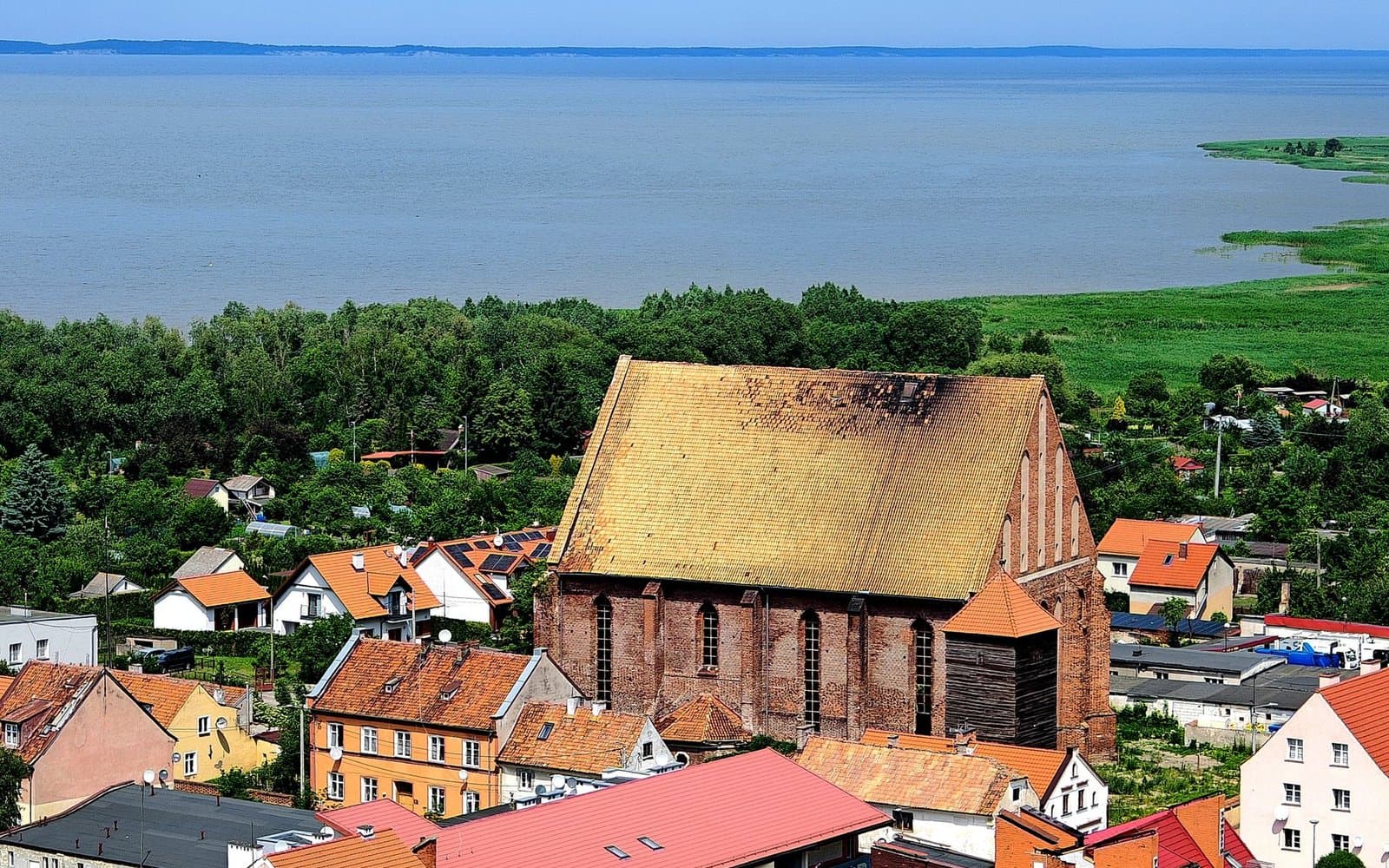 Widok z wieży we Fromborku na Zalew Wiślany, w tle Mierzeja Wiślana i pas trzcin przy brzegu