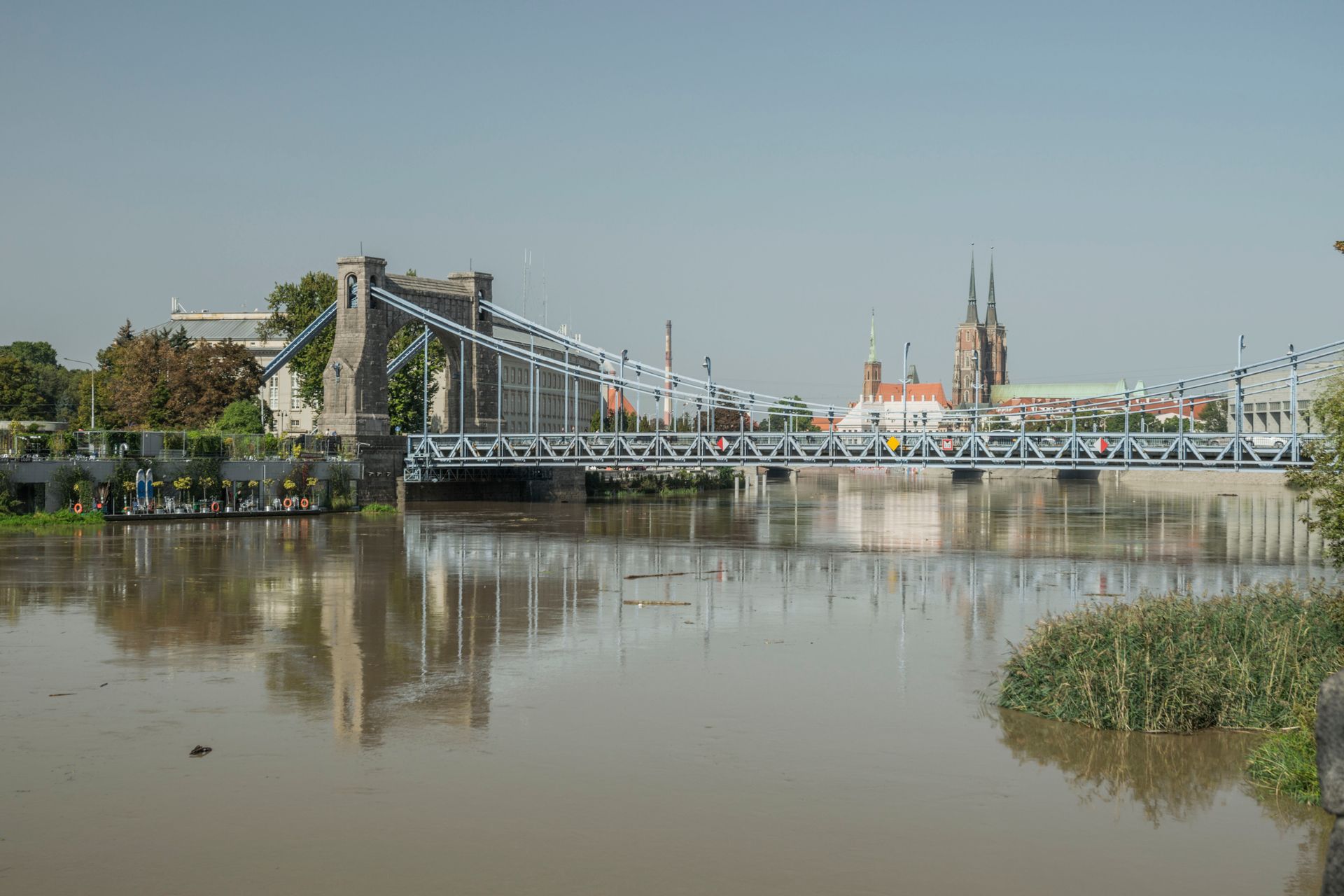 Most Grunwaldzki we Wrocławiu nad wysokim stanem wody na Odrze, w tle wieże katedry